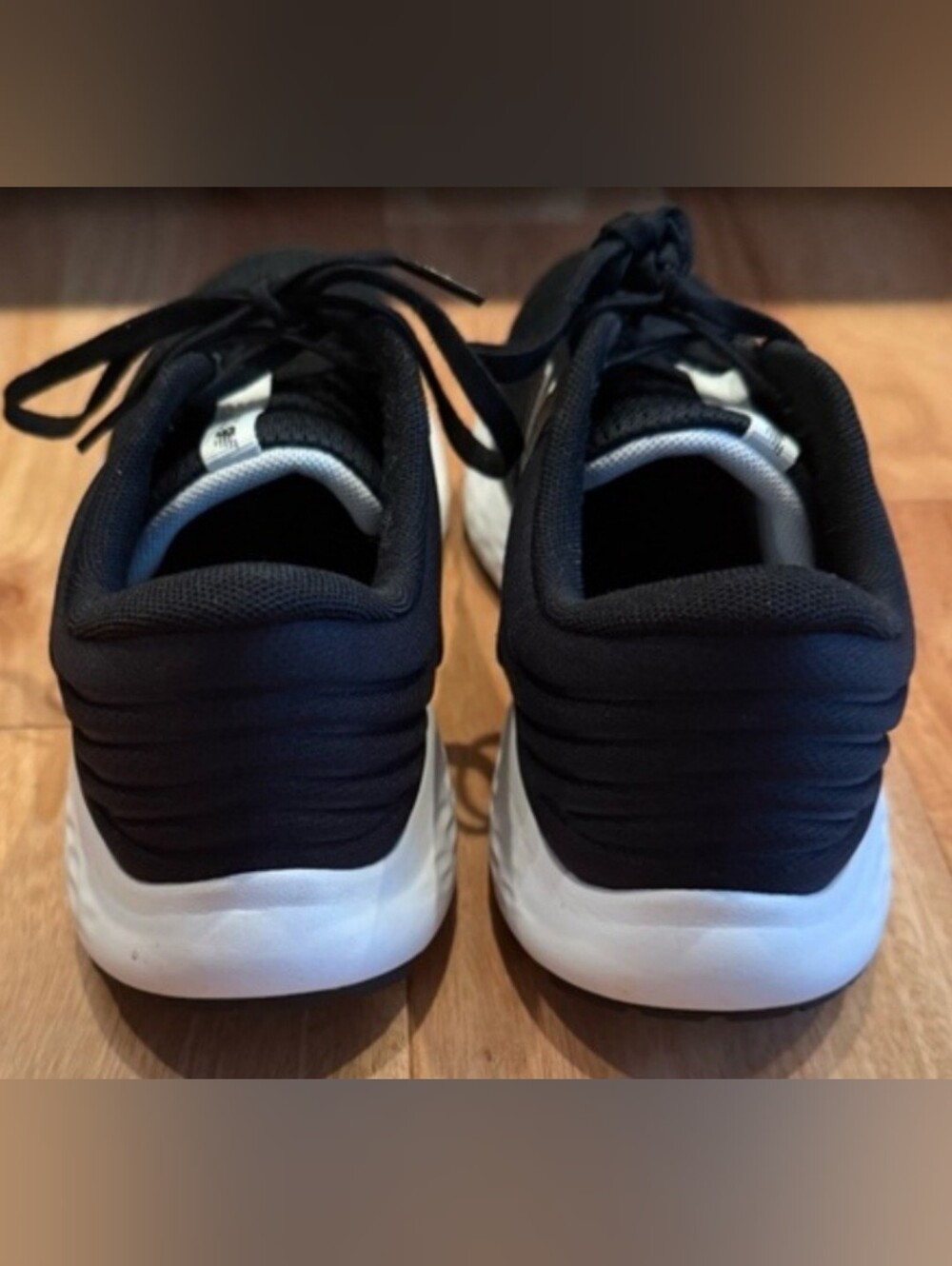 Women's Black & White New Balance 520 v7 Sz 7.5w Sneaker - Picture 4 of 4